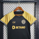 KIT INFANTIL DO SPORTING 23/24 PRETO E DOURADO